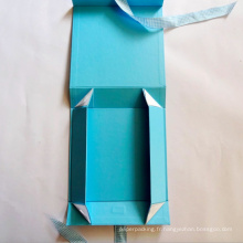 Boîte cadeau en papier pliant bleu bébé avec ruban